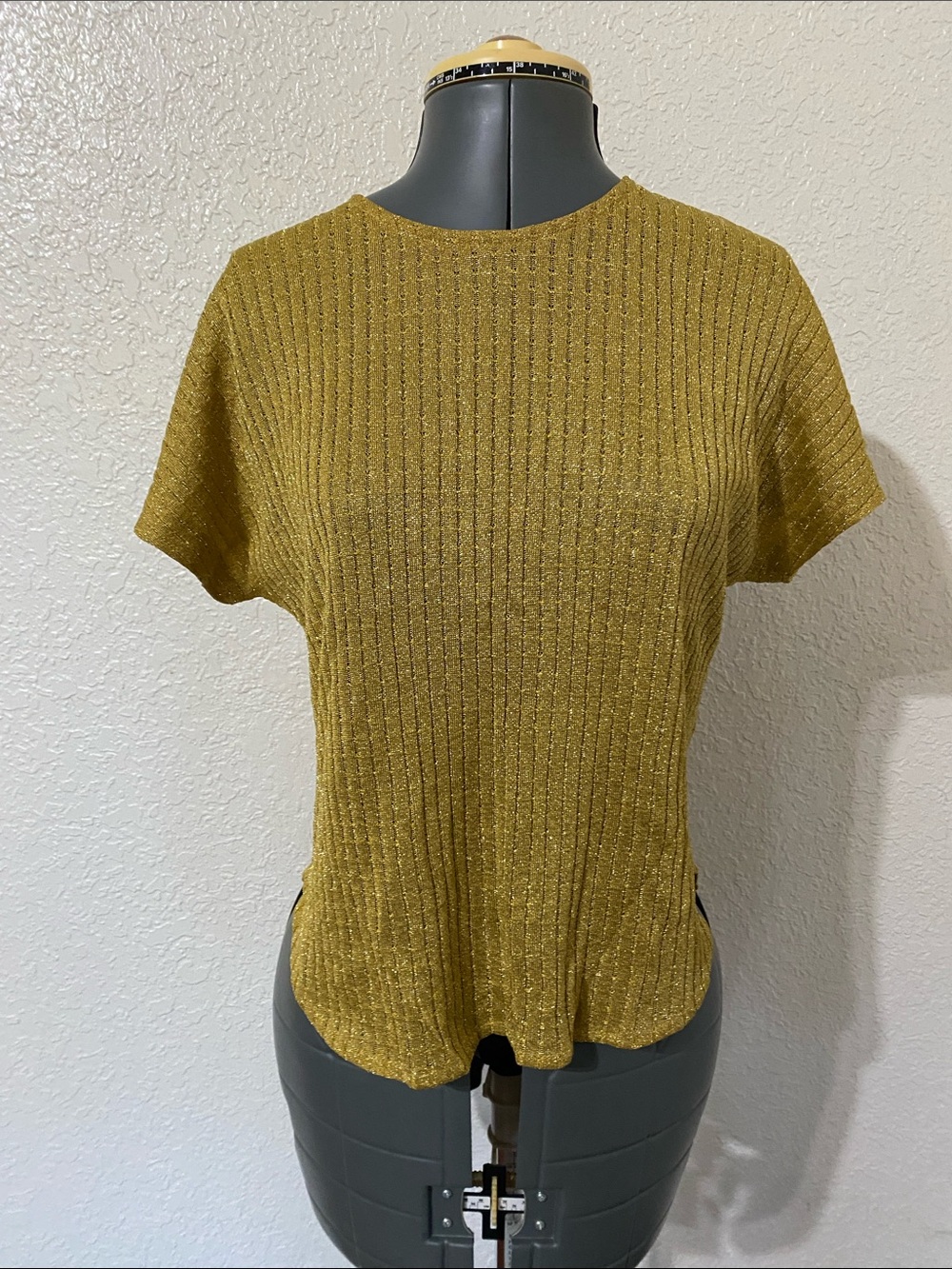 Women’s Metallic Ribbed Short Sleeve Tee in Mustard